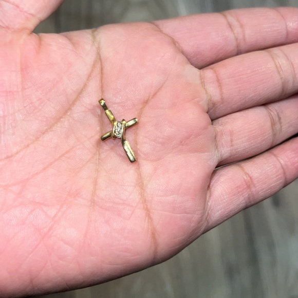 10k gold 3 diamond cross pendant - Picture 6 of 8